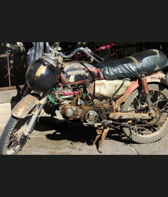 Moto rafistol&eacute;e