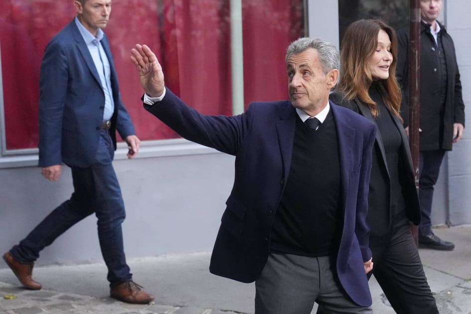 Nicolas Sarkozy touch&eacute; et &eacute;mu par le rassemblement de soutien