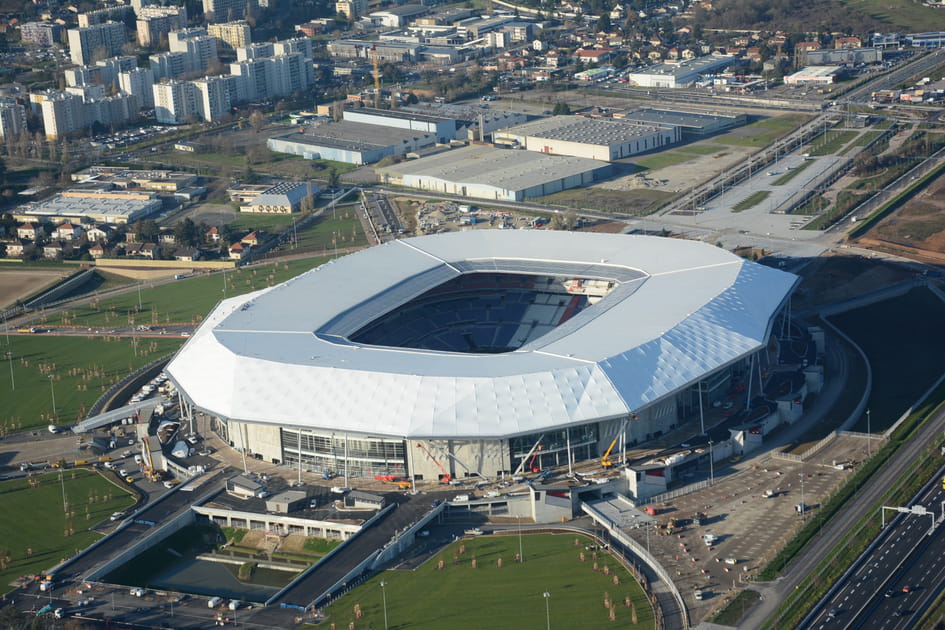 Un stade situ&eacute; en p&eacute;riph&eacute;rie de Lyon