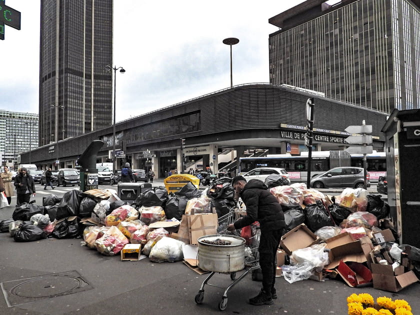 Des poubelles devant la gare Montparnasse