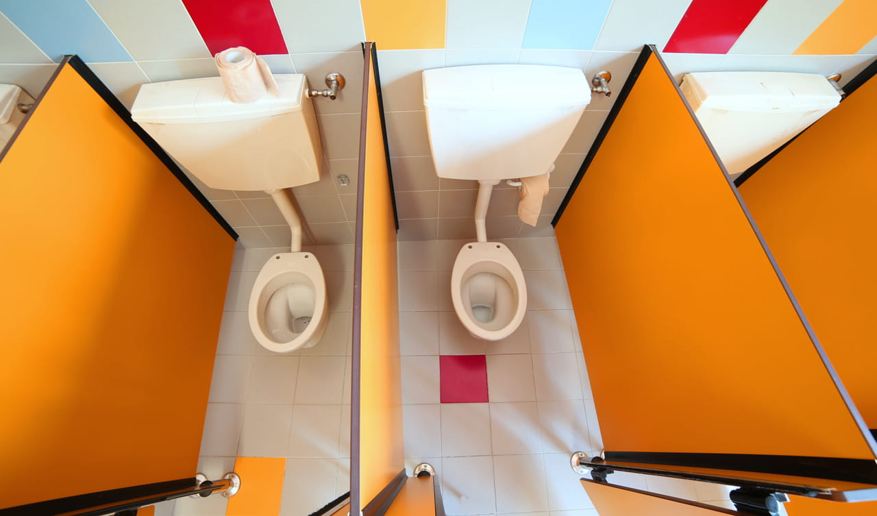 Un lycée supprime les portes des toilettes pour éviter les comportements 