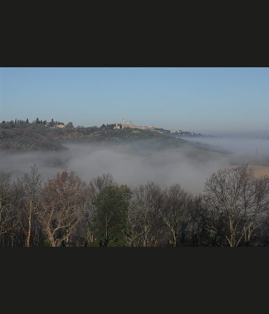 Brouillard au pied des tours de San Gimignano