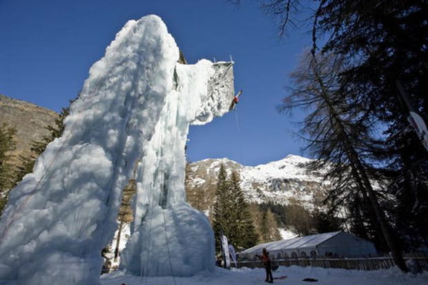 Faire de l'escalade sur une cascade de glace à La Plagne
