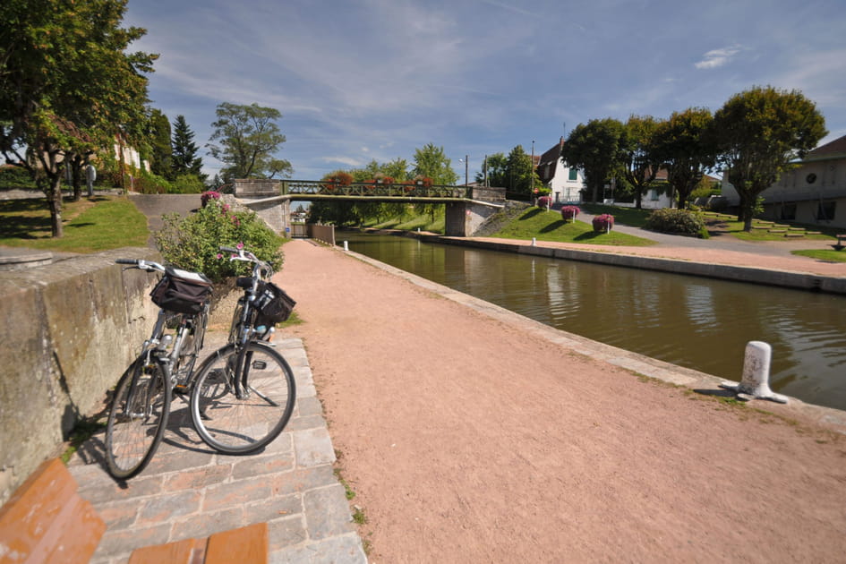 Le Canal de Bourgogne &agrave; v&eacute;lo