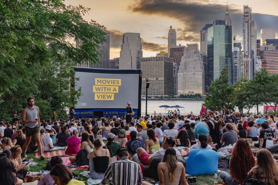 Brooklyn Bridge Park, soir&eacute;e cin&eacute; avec vue sur la skyline de New York