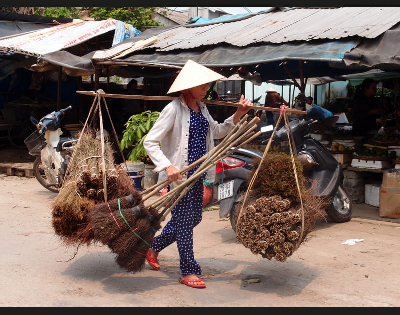 Une marchande de balais