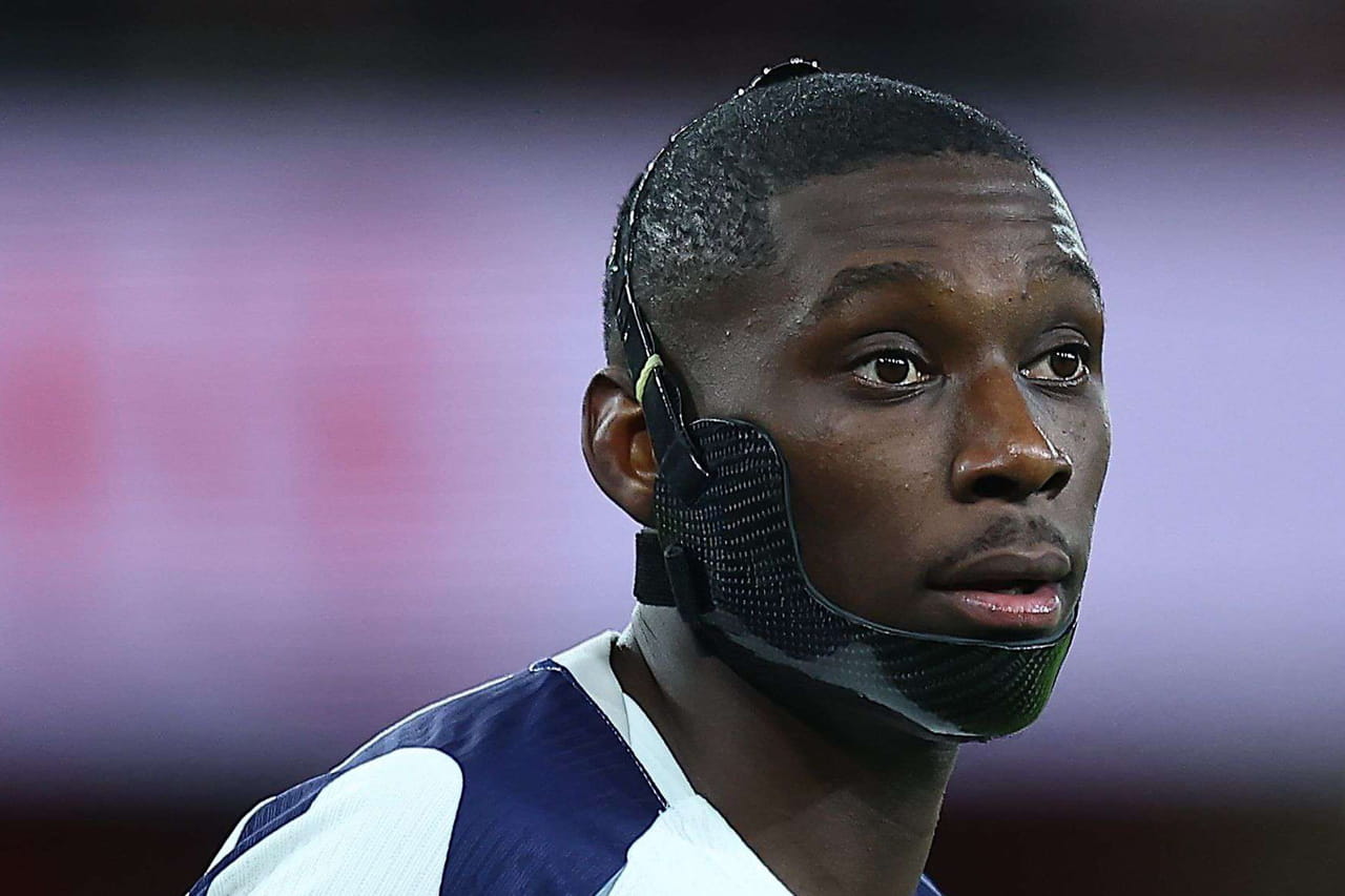 Pourquoi Kolo Muani porte-t-il une protection à la mâchoire ?