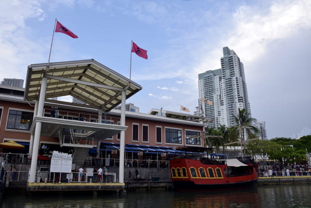 Bayside Marketplace, shopping et divertissement