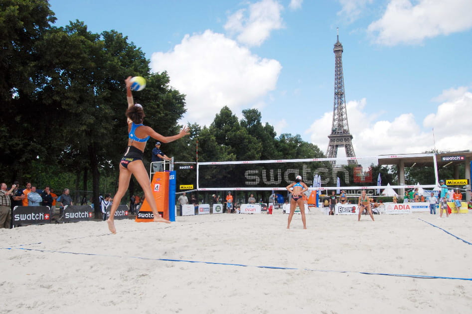 Du beach-volley sur le Champ de Mars