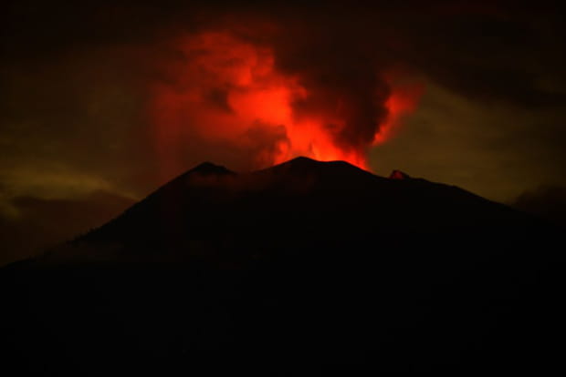 Le mont Agung en éruption à l'aube