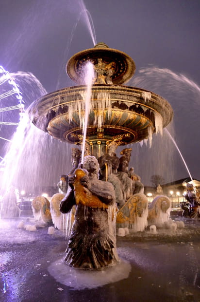 Statues dans le froid parisien