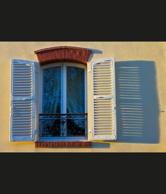 Une belle lumi&egrave;re rasante joue sur la fen&ecirc;tre