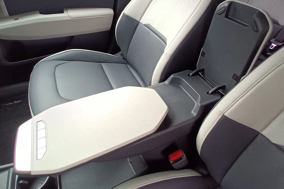 KIA EV3&nbsp;: un grand accoudoir central permet de poser des objets assez volumineux