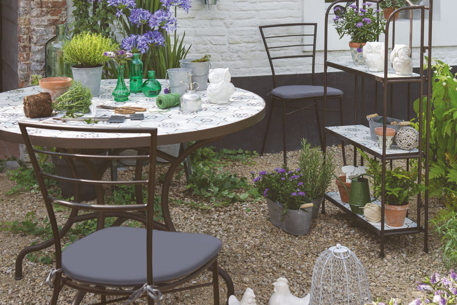 Une table avec des carreaux de ciment