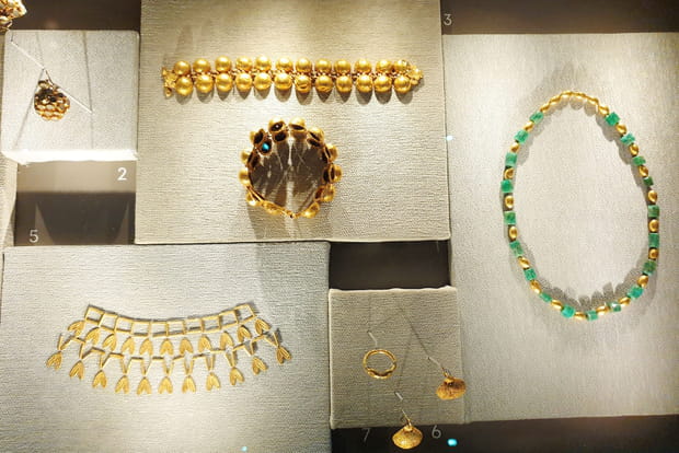 Colliers et bracelets