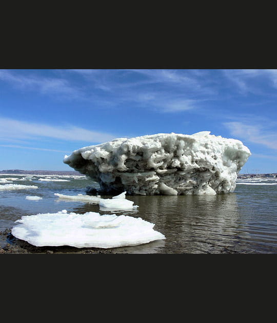 Iceberg sur le fleuve
