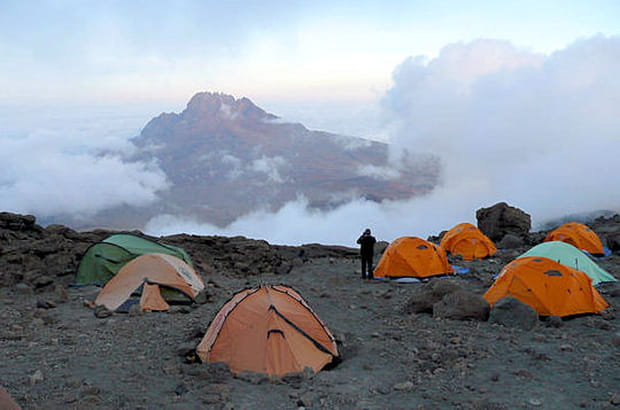 Bivouac sur les pentes rocheuses du "Kili"
