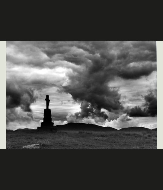 Calvaire sous un ciel mena&ccedil;ant