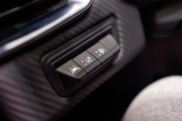 Plusieurs boutons nécessaires pour activer la conduite semi-autonome