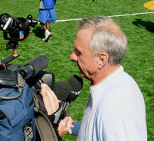 johan cruyff symbolise le football total prôné par son sélectionneur rinus