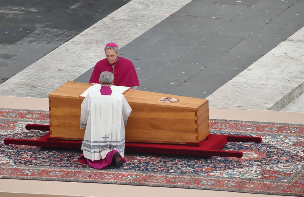 L'archev&ecirc;que allemand Georg Gaenswein devant le cercueil de Beno&icirc;t XVI