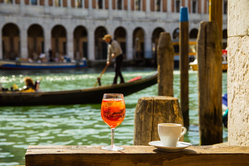 Boire un spritz pour l'ap&eacute;ro