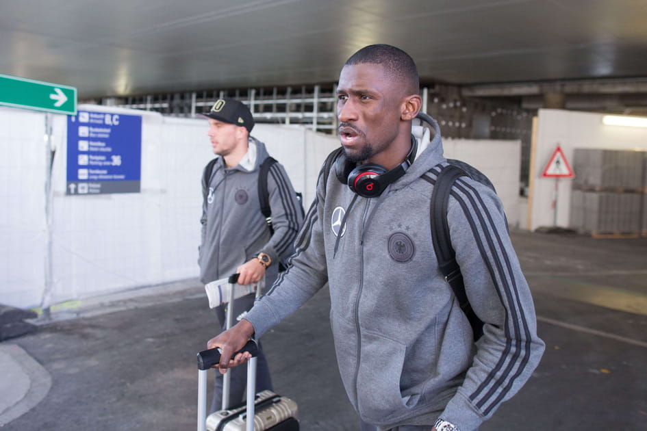 Les Allemands passent la nuit dans les vestiaires du stade