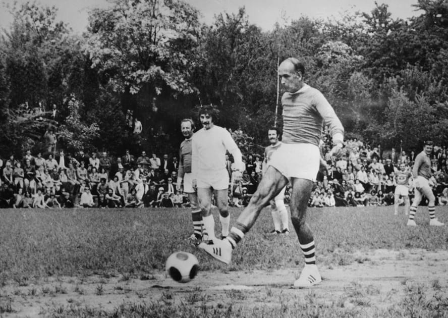 Val&eacute;ry Giscard d'Estaing en short et crampons