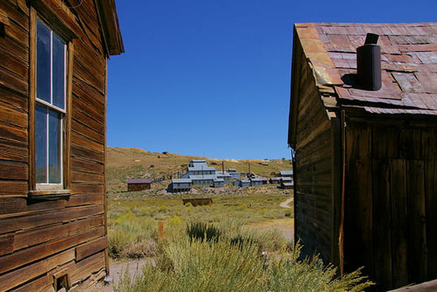 Les bâtiments bleus de la mine