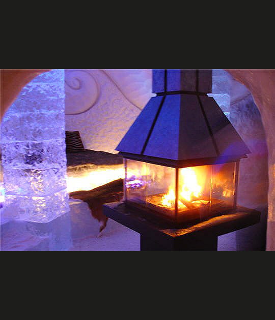 Aupr&egrave;s du feu