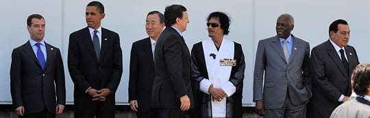 mouammar kadhafi entouré de chefs d'etat lors d'un sommet européen. 