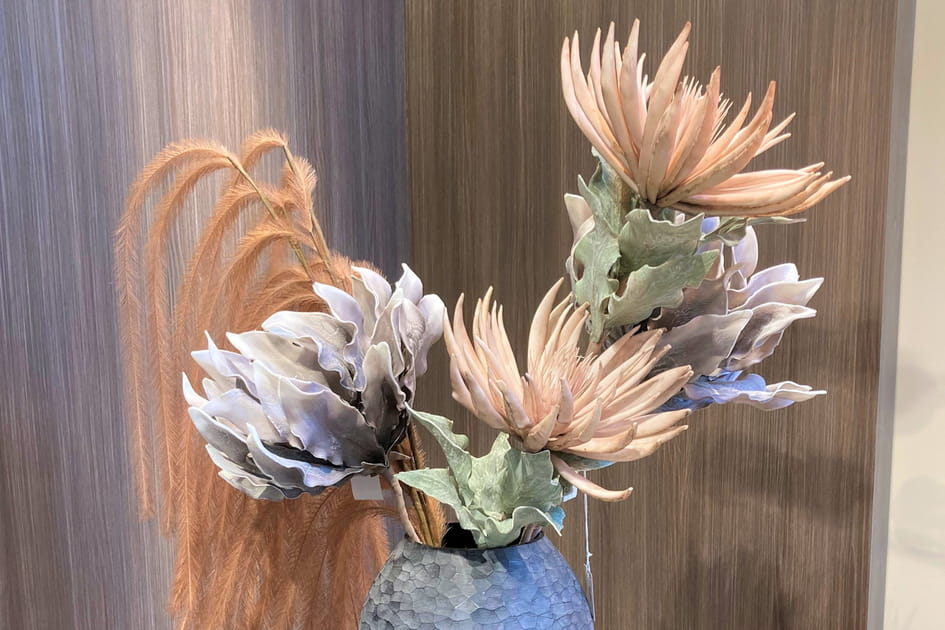 Des fleurs &eacute;ternelles en soie et en synth&eacute;tique