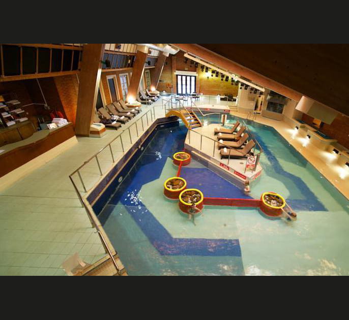 Une piscine int&eacute;rieure et un sauna &agrave; disposition