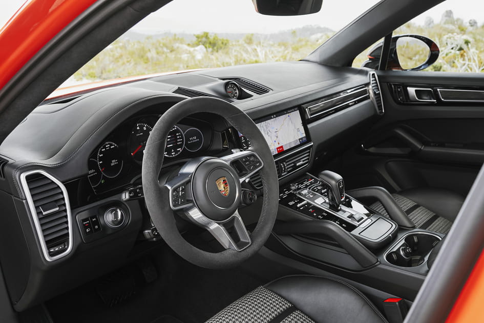 Montez &agrave; bord du Porsche Cayenne Coup&eacute;