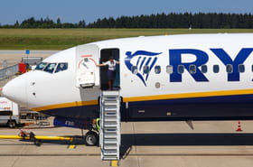 Ryanair recrute des h&ocirc;tesses de l'air&nbsp;: le salaire est connu et voici les avantages et conditions