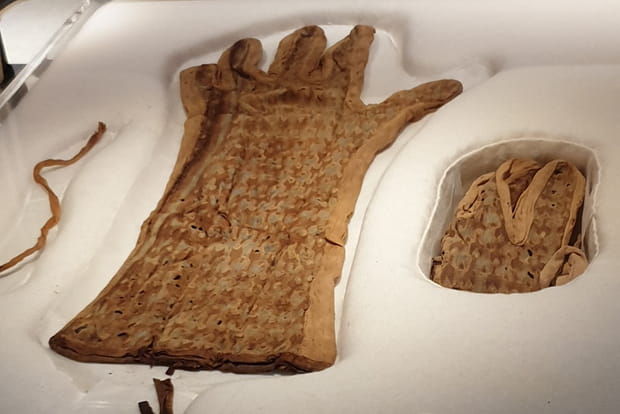 Paire de gants en lin brodé de soie, dont l'un est plié