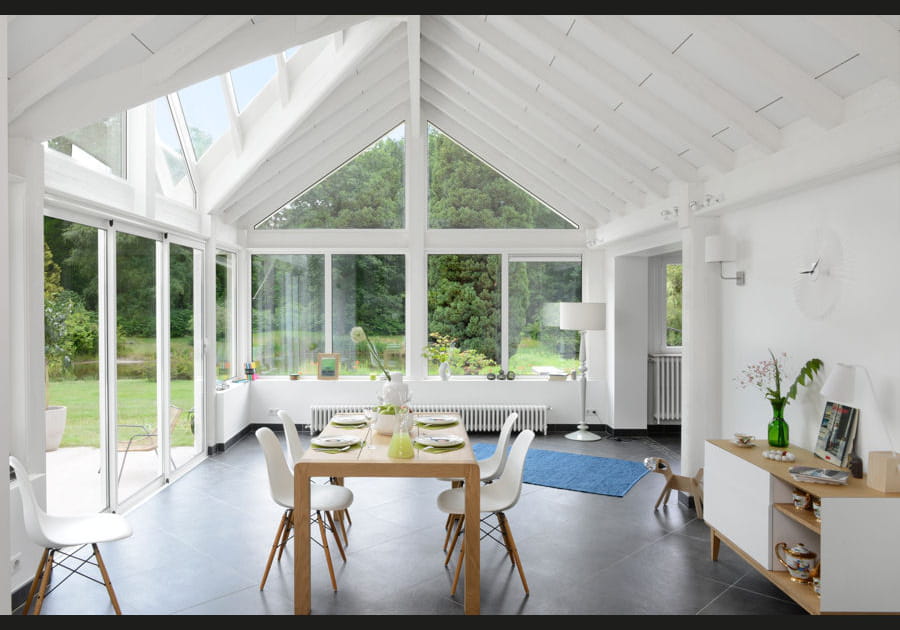 Une v&eacute;randa salle &agrave; manger