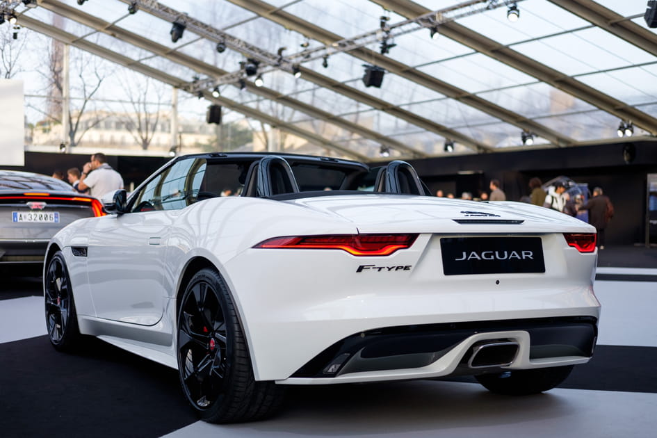 La Jaguar F-Type expos&eacute;e aux c&ocirc;t&eacute;s de concept cars
