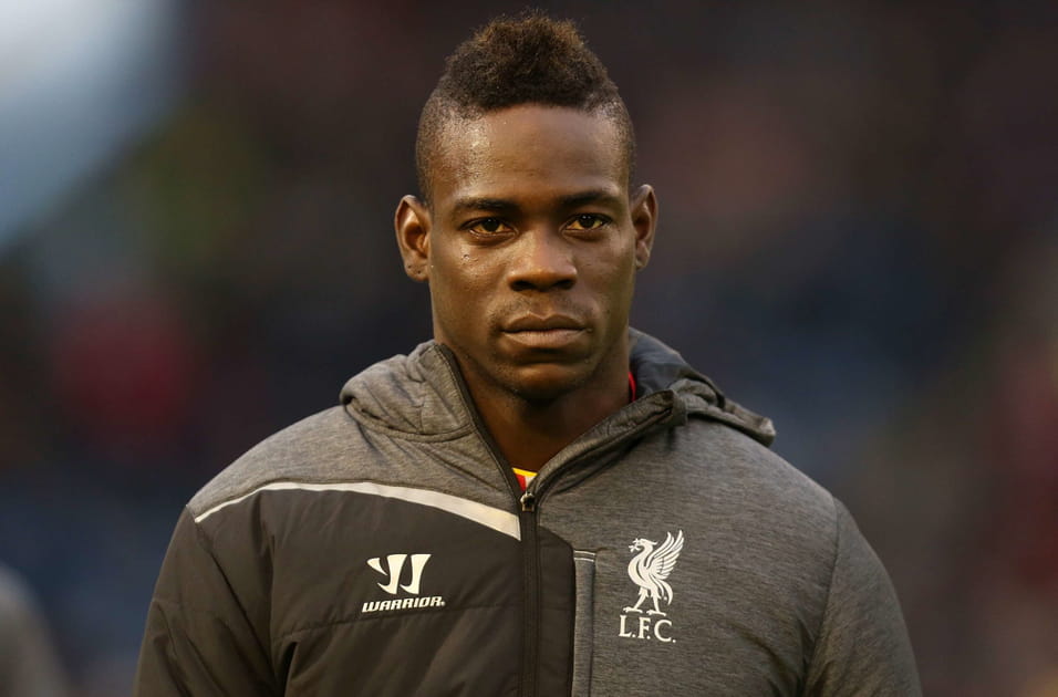 Mario Balotelli, une statue &agrave; son effigie dans son salon
