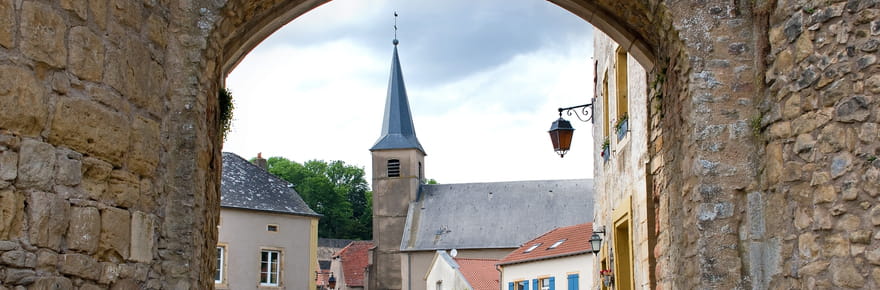 Surnomm&eacute;e la &quot;Petite Carcassonne&quot;, cette citadelle m&eacute;di&eacute;vale est l'un des plus beaux villages de France