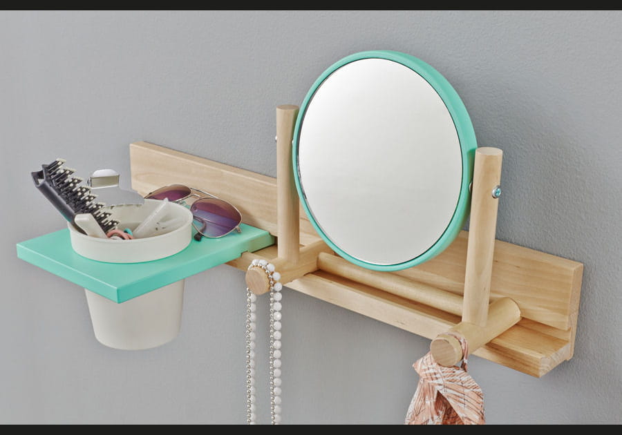 Un miroir avec rangements integr&eacute;s