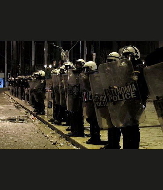 Une rang&eacute;e de policiers