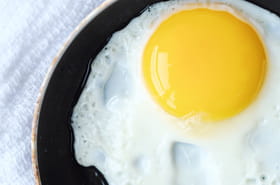 Les &oelig;ufs au plat rat&eacute;s, c'est fini&nbsp;: un peu de vinaigre change tout et les chefs le savent bien