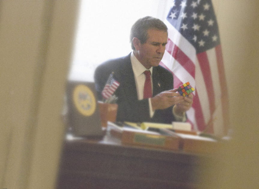 Bush joue au Rubik's Cube