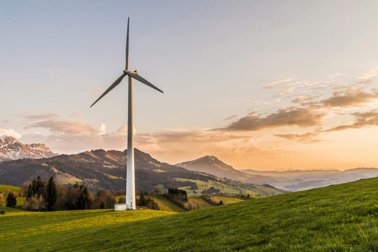 Un moratoire sur le solaire et l'éolien terrestre ? Le Premier ministre y songerait pour une raison précise