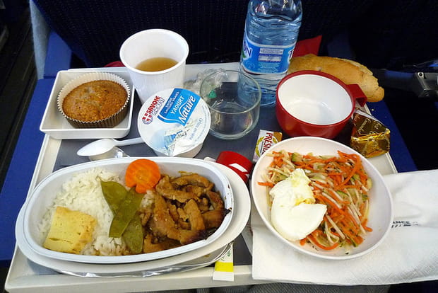 Commander un repas spécial dans l’avion pour être servi (et dormir) avant