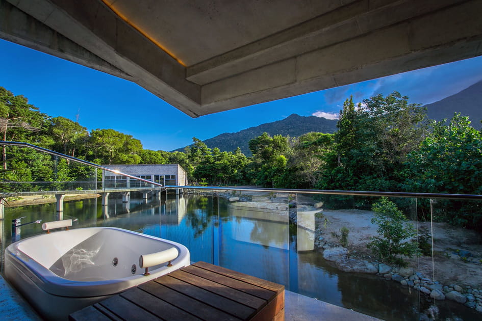 Un jacuzzi au bord de l'eau