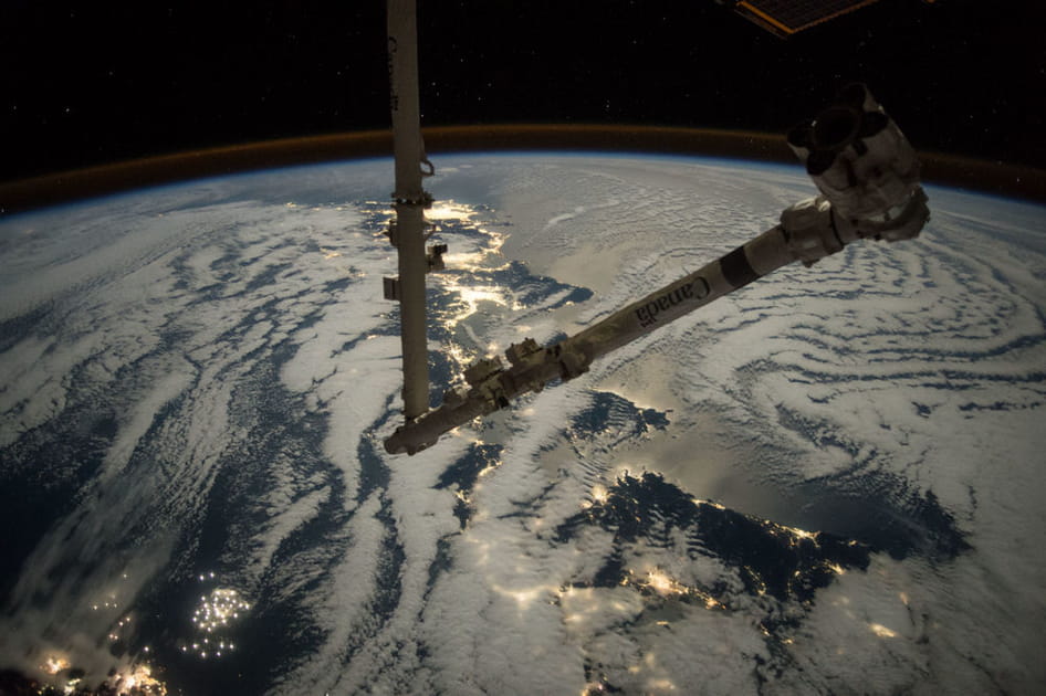 Canadarm 2 suspendu au-dessus de la Terre