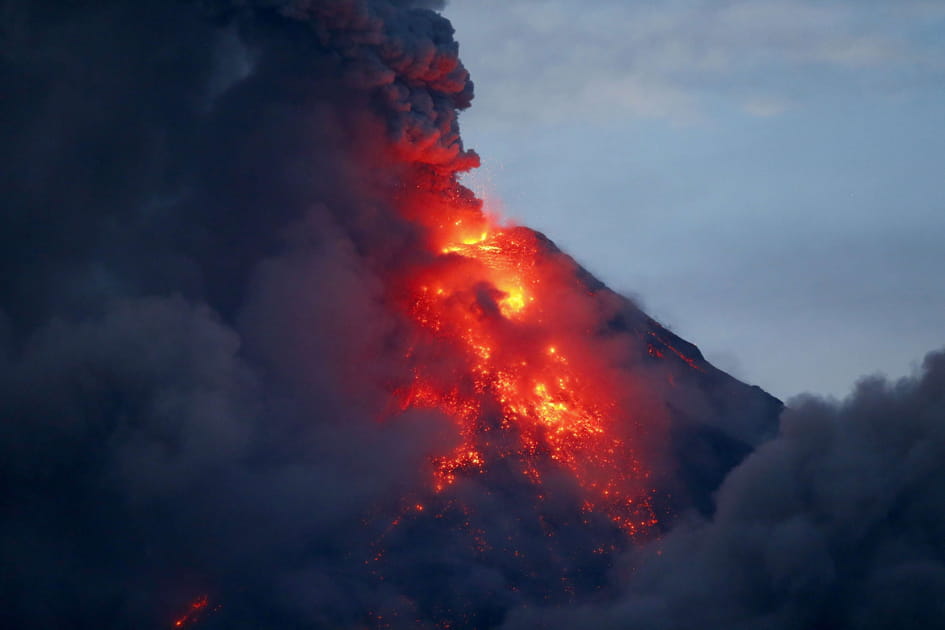 Les fontaines de lave du volcan Mayon