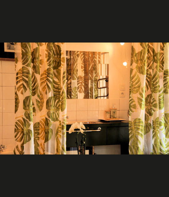 Des feuilles pour une salle de bains